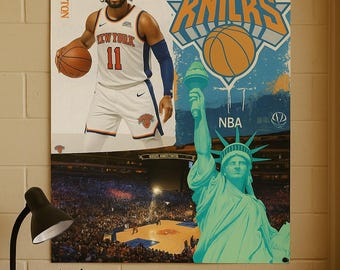 Pode incluir: Pôster do New York Knicks com um jogador de basquete em uniforme branco e azul, segurando uma bola de basquete. O pôster também inclui o logotipo da equipe, a Estátua da Liberdade e uma cena da quadra.