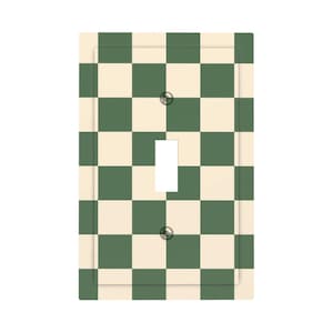 Könnte beinhalten: Eine dekorative Lichtschalterabdeckung mit einem grün-cremefarbenen Schachbrettmuster. Die Abdeckung hat einen einzelnen Kippschalter und zwei Schraubenlöcher. Das Design ist ein klassisches, geometrisches Muster.