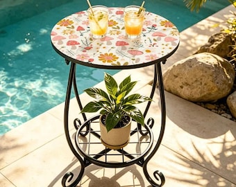 Roze paddenstoelen bijzettafel voor buiten, kleurrijk terras met botanische bloemen, boho cottagecore-accenttafel, vintage natuurmeubels