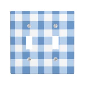 Könnte beinhalten: Quadratische Lichtschalterabdeckung mit blau-weißem Vichy-Muster. Sie hat zwei Schalteröffnungen und vier silberne Schrauben. Das Muster ist ein klassisches Design im Landhausstil.