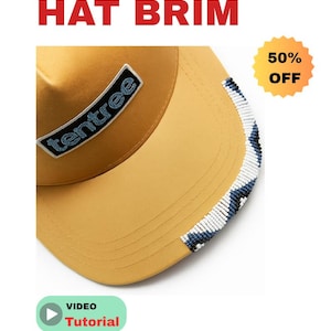 以下が含まれることがあります： マスタードイエローのハットブリム、ビーズの縁取り。ブリムにはパッチに「tentree」の文字と、赤字で「HAT BRIM」の文字が書かれています。「50% OFF」のステッカーも表示されています。