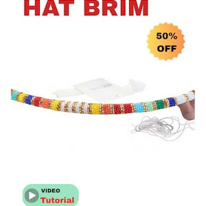 Op de afbeelding: Een veelkleurige, met kralen bezette hoedrand met rode, gele, blauwe en groene kralen. De tekst "BEADED HAT BRIM" is te zien. Een "50% OFF" sticker is zichtbaar. Er is ook een video tutorial beschikbaar.