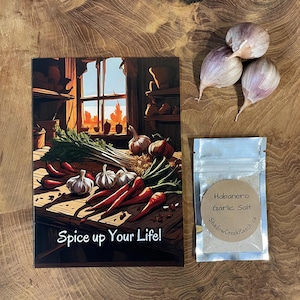Cette carte pour toutes les occasions est parfaite pour les amateurs de piments forts et d'ail !  Un cadeau attentionné est inclus : le sel d'ail Habanéro gastronomique.