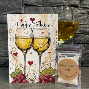 La carte d'anniversaire parfaite, avec un cadeau, pour les amateurs de pinot gris !  Notre carte unique comprend du sel culinaire Gourmet Pinot Grigio.