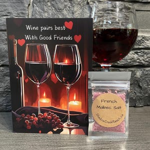 La carte, avec un cadeau, pour les amateurs de vin, contient notre sel culinaire gastronomique de malbec français.  Un cadeau attentionné pour l'amateur de vin dans votre vie