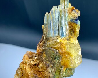 Fluoreszierender blauer Kyanit auf Calcit Specimen: Seltenes Mineral aus Pakistan