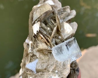 Cristal aigue-marine bleu ciel sur échantillon de mica moscovite en provenance du Pakistan