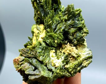 天然樹木形の緑色緑簾石標本 パキスタン産の樹形豊かな緑の緑簾石標本 - 38 グラム - Etsy 日本