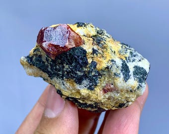 Natürlicher Roter Farb Zirkon auf Matrix aus Skardu Pakistan - 103 gramm