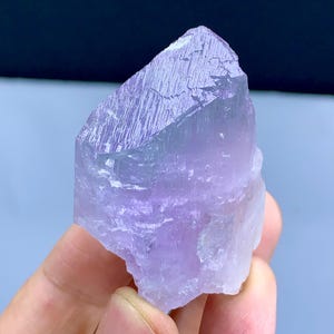 Fluorescerend roze kunzietkristal, bergvormige uiteinden kunzite, kunzietkristal uit Afghanistan: 63 gram