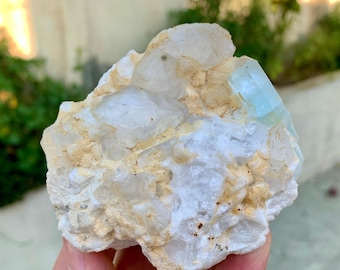 ブルーアクアマリンクリスタルとアルバイト まるで宝石のように青い