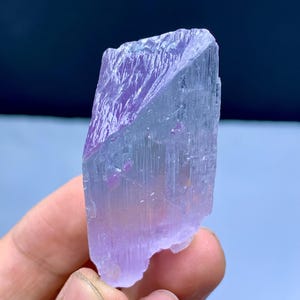 Fluorescerend roze kunzietkristal, bergvorm uiteinden kunzite, kunzietkristal uit Afghanistan: 29 gram