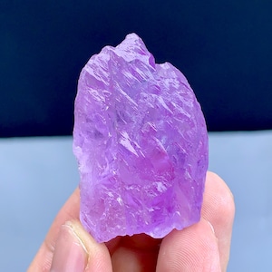Fluorescerende dieproze bergvorm beëindigd kunzite, 41 gram geëtste kunziet, ruwe kunziet uit Afghanistan