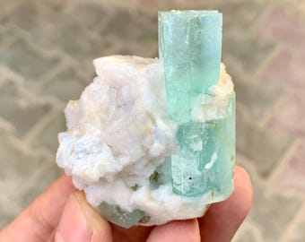 Himmelblauer Aquamarin Kristall auf Albit, Mineral Shigar Valley Pakistan (68 gramm)