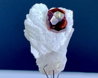 Roter Spessartin Granat Kristall auf Albit aus Skardu Pakistan - 28 Karat