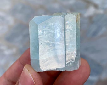 パキスタンのシガール渓谷産の双晶ブルーアクアマリン結晶 - 20グラム