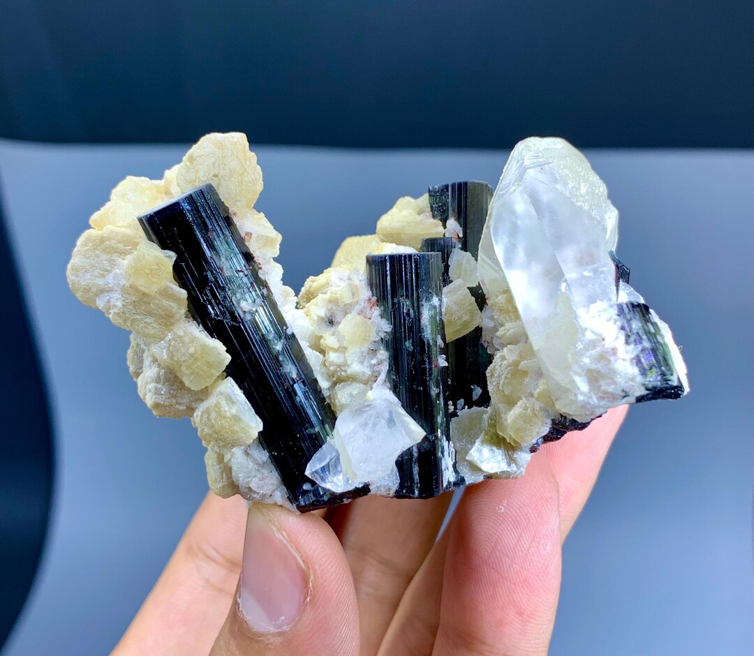 パキスタン産、ブルーキャップトルマリン結晶（母岩にクォーツ入り