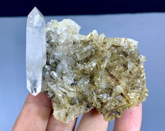 Feden Quartz Cluster auf Matrix: Natürlicher Heilender Kristall, 93 gramm