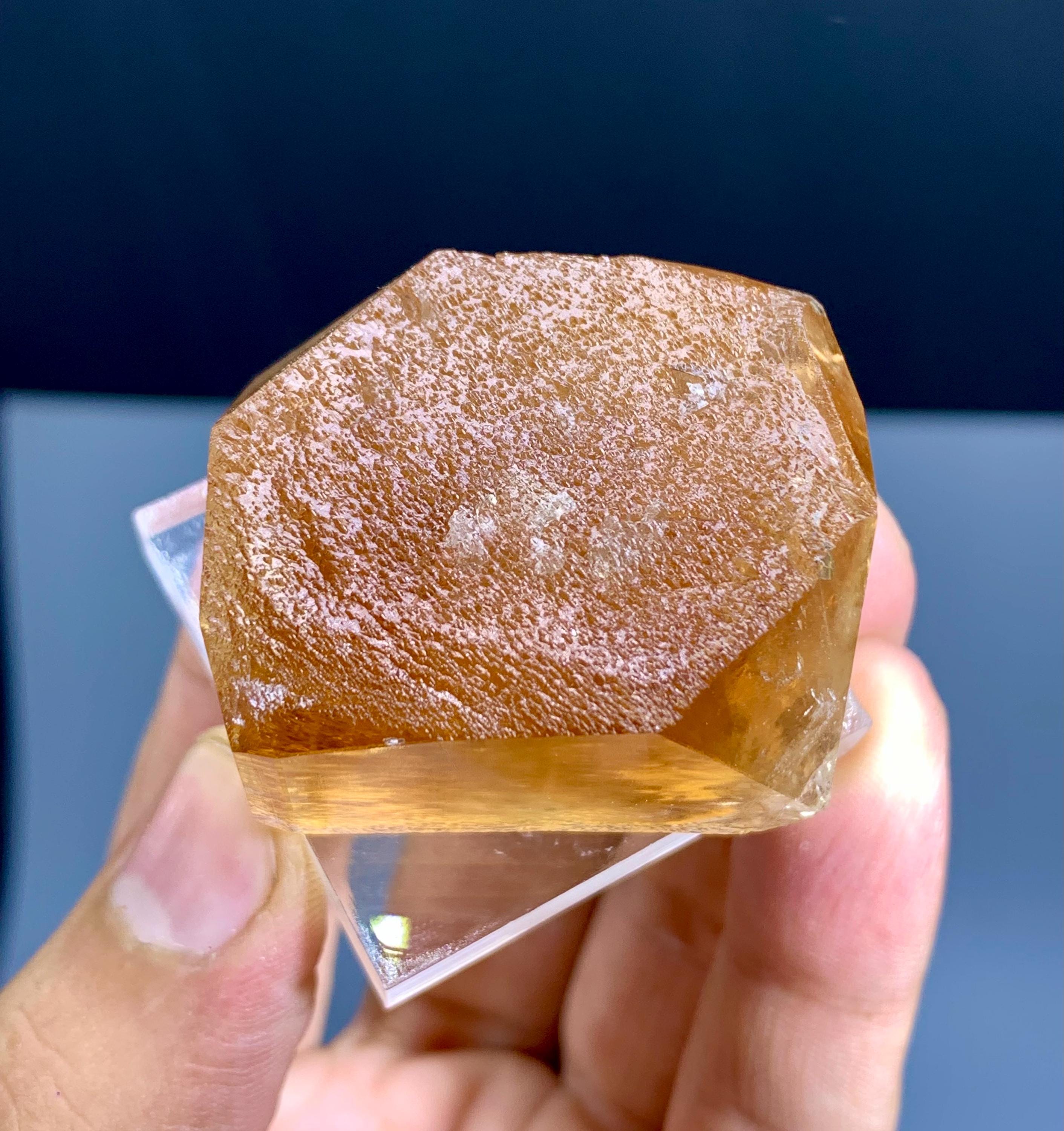 パキスタンのスカルドゥ産、豊かな金色のエッチングトパーズクリスタル