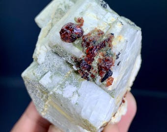 パキスタンのスカルドゥ産、白い長石と雲母の上に天然の赤いスペサル