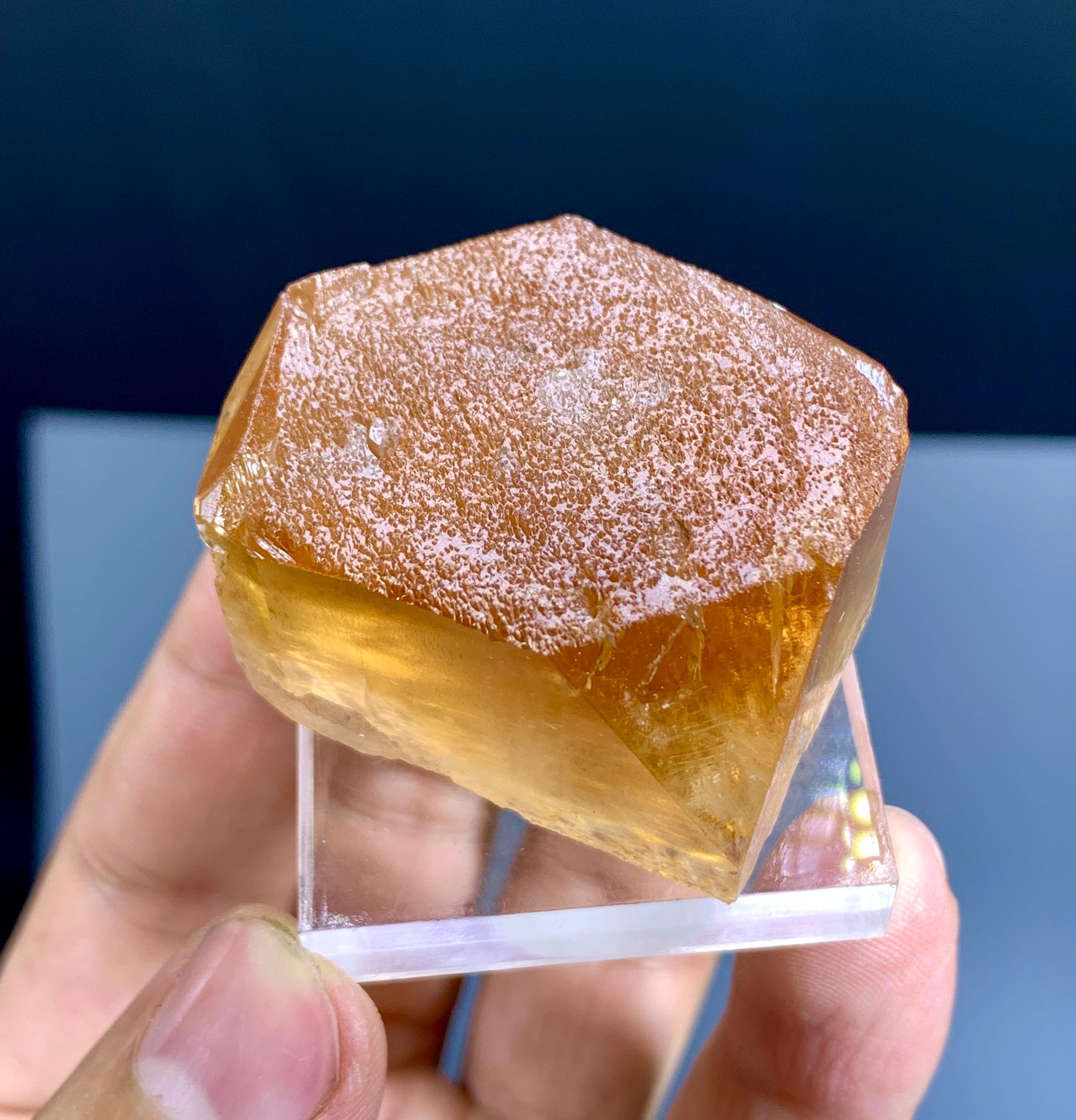 パキスタン スカルドゥ産 エッチングトパーズ パキスタンのスカルドゥ産、豊かな金色のエッチングトパーズクリスタル