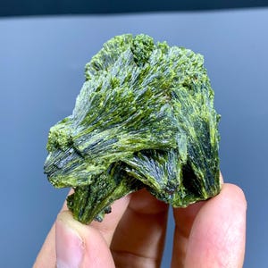 Tree-Shaped Green Epidote Crystal Specimen from Pakistan – Raw Mineral Cluster, Natural Gemstone Display, Collector&#39;s Piece - 61 gram