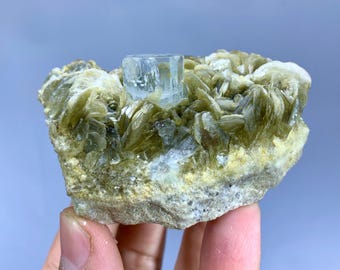 Natürlicher Blauer Aquamarin Kristall auf Muskovit aus Pakistan (163 gramm)