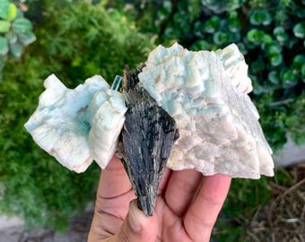 ショールスプレー、アルバイト、長石を含むブルーアクアマリン