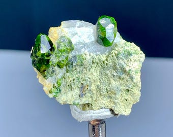 鮮やかな緑色のデマントイドガーネット結晶（母岩付き） - 53グラム