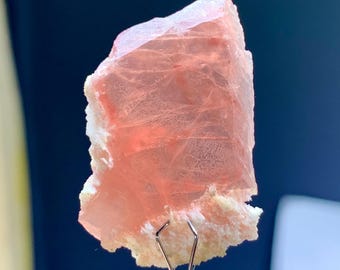 パキスタン、スカルドゥ産の希少な宝石質ピンクロードクロサイト結晶