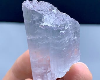 Ljusrosa Kunzitkristall: Bergformad från Afghanistan (27 gram)