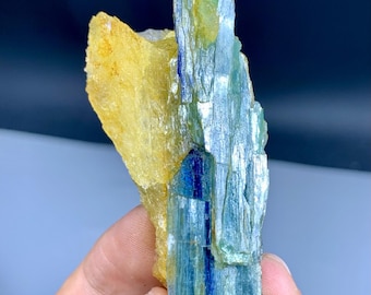 Fluoreszierender blauer Kyanit auf Calcit: Seltenes Mineral, Pakistan - 33g