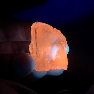 Fluorescerend roze kunzietkristal, bergvorm uiteinden kunzite, kunzietkristal uit Afghanistan: 29 gram