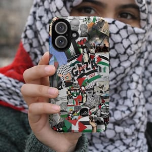 Könnte beinhalten: Eine Smartphone-Hülle mit einem Collage-Design, das Flaggen, Bilder und Text zu Gaza enthält. Das Design verwendet rote, grüne, schwarze und weiße Elemente, wobei das Wort "GAZA" prominent dargestellt wird. Die Hülle wird von einer Person gehalten.