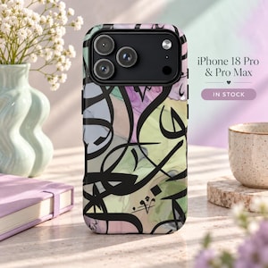 Könnte beinhalten: Eine Handyhülle für das iPhone 18 Pro und Pro Max mit einem mehrfarbigen, abstrakten Hintergrund aus pastellfarbenen rosa, grünen und blauen Aquarellwirbeln, überlagert mit kräftiger, schwarzer, fließender kalligrafischer Schrift.