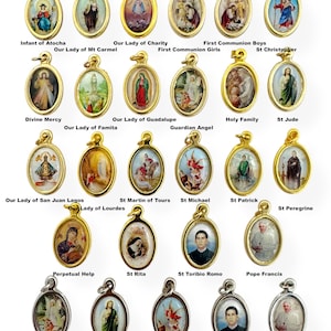 Può includere: Una collezione di ciondoli religiosi dorati, ognuno con un'immagine diversa di santi e figure religiose. I ciondoli sono di forma ovale con un anello nella parte superiore per una catena. Le immagini sono colorate e dettagliate, con etichette di testo.