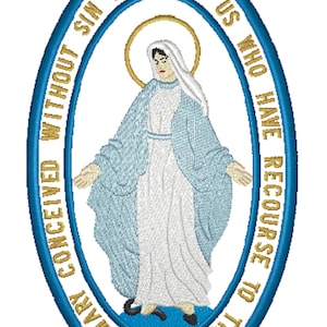 Peut inclure: Un écusson brodé de forme ovale avec une bordure bleue et des lettres dorées. Le centre de l'écusson représente la Vierge Marie dans une robe blanche et une robe bleue. Le texte autour de l'image dit "O Marie conçue sans péché prie pour nous qui avons recours à toi 1830".