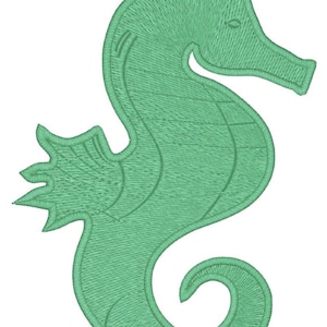 Peut inclure: Un motif de cheval marin brodé de couleur verte. Le cheval marin est tourné vers la droite et porte une couronne sur la tête.