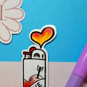 Pegatina de vinilo impermeable con un encendedor de la vieja escuela y un corazón de fuego