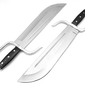 Può includere: Una coppia di spade a doppio filo color argento con manici neri. Le spade hanno una lama curva e un design del manico distintivo.