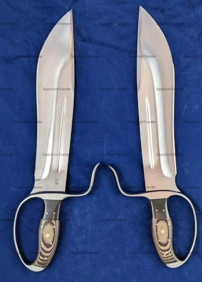 Peut inclure: Deux grands couteaux en acier poli avec des lames incurv&eacute;es et des manches en bois. Les manches ont une conception en boucle pour les doigts. Les lames mesurent environ 46 cm de long. Les couteaux sont pr&eacute;sent&eacute;s sur fond bleu.