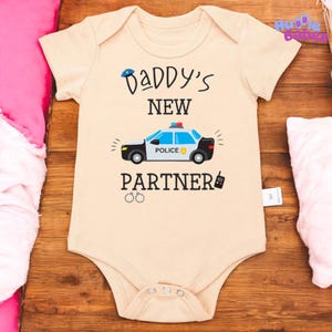 Body niemowlęce Daddy's Backup - Ubranka dla niemowląt Police Baby, Urocze body niemowlęce Police Car, Prezent dla taty policjanta, Koszulka dla malucha, Koszulka dla dziecka Police
