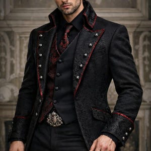 Peut inclure: Manteau noir à motifs avec bordure rouge, boutons argentés et gilet assorti. La tenue comprend une chemise et une cravate noires avec un motif floral rouge. Une ceinture décorative complète le look, créant une esthétique gothique ou victorienne.