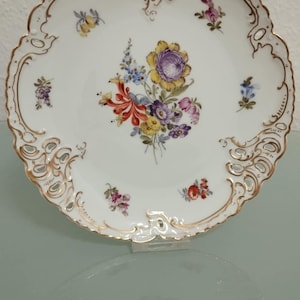 NYMPHENBURG Seltener antiker Porzellanteller – (1900) Weißes Rocaille-Porzellan, handbemalter Teller Nymphenburg Durchbruch im Rokoko-Stil.