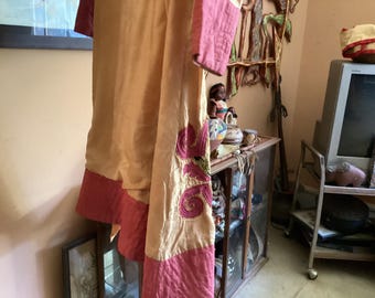 ジェヴダMが手掛けたモロッコ刺繍のガウン