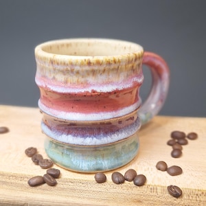 Tasse faite main Rainbow Mane de 6,5 oz.  Petite tasse à expresso artisanale, tasse en poterie colorée.