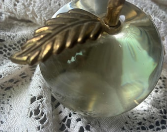 Pisapapeles vintage de manzana de cristal transparente, hoja de latón, regalo para profesor