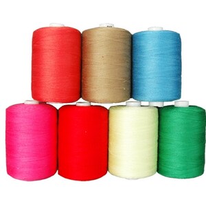 Puede incluir: Un conjunto de ocho carretes de hilo en varios colores, incluyendo rojo, rosa, azul claro, beige, amarillo, verde y rojo oscuro. Los carretes est&aacute;n dispuestos en forma de pir&aacute;mide.