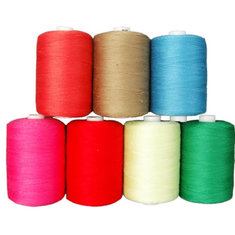 Puede incluir: Un conjunto de ocho carretes de hilo en varios colores, incluyendo rojo, rosa, azul claro, beige, amarillo, verde y rojo oscuro. Los carretes est&aacute;n dispuestos en forma de pir&aacute;mide.