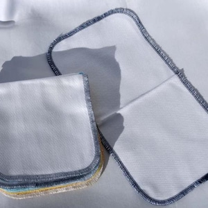 Toalhas sem papel de 2 camadas, tamanho meia folha, em algodão branco Birdseye com borda colorida e quantidade do pacote à sua escolha · Feito à mão nos EUA!